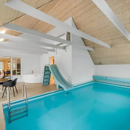 Large Pool House With Volleyball - 2000