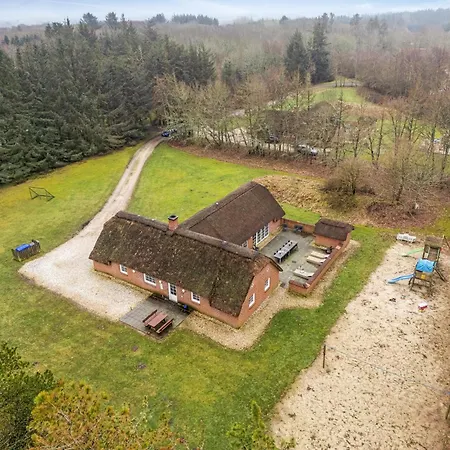 Large Pool House With Volleyball - 2000 *