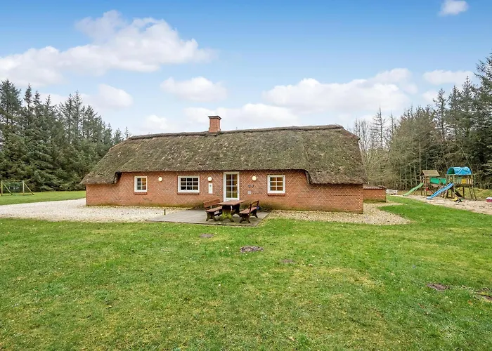 Large Pool House With Volleyball - 2000