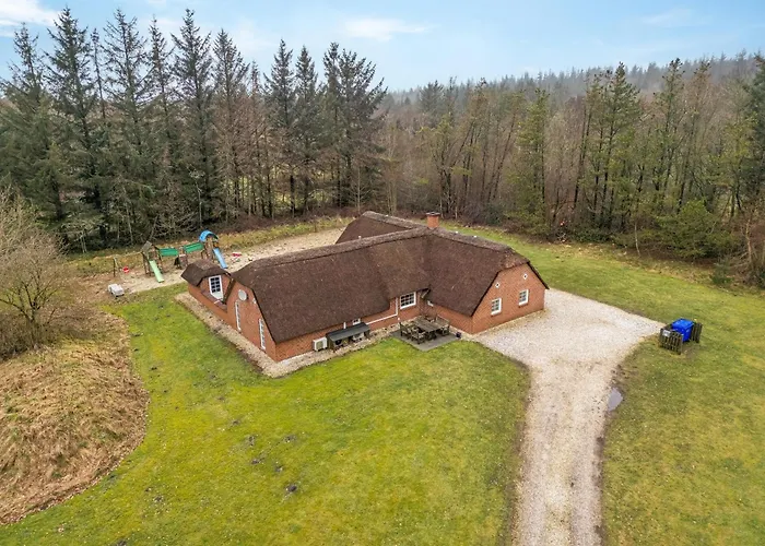 Large Pool House With Volleyball - 2000 *