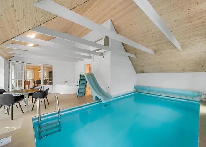 Large Pool House With Volleyball - 2000