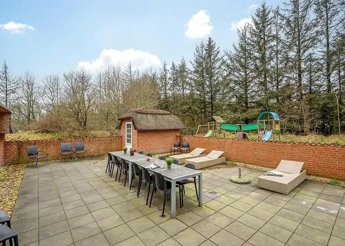 Дом отдыха Large Pool House With Volleyball - 2000 *